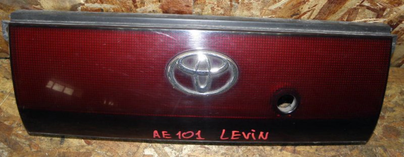 Вставка между стопов Toyota Corolla Levin AE101 4AGE задняя