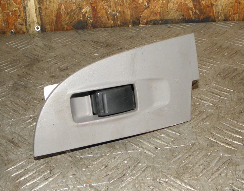 Кнопка стеклоподъёмника Nissan Sunny FB15 задняя левая