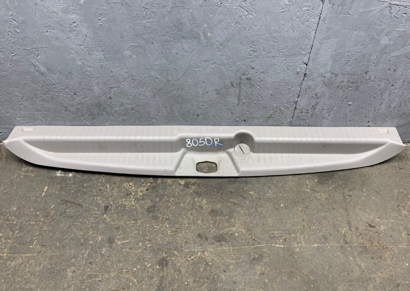 Накладка замка багажника Nissan Serena PC24 SR20DE 2000