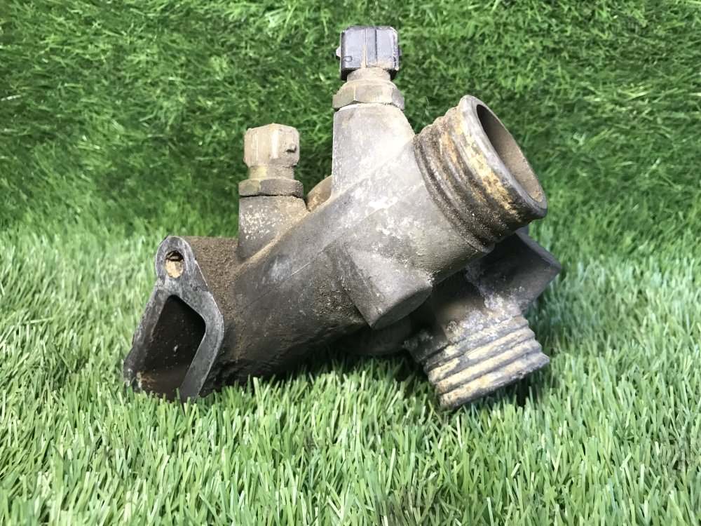 Корпус термостата BMW E34 седан 2.5 Корпус термостата BMW E34 седан 2.5