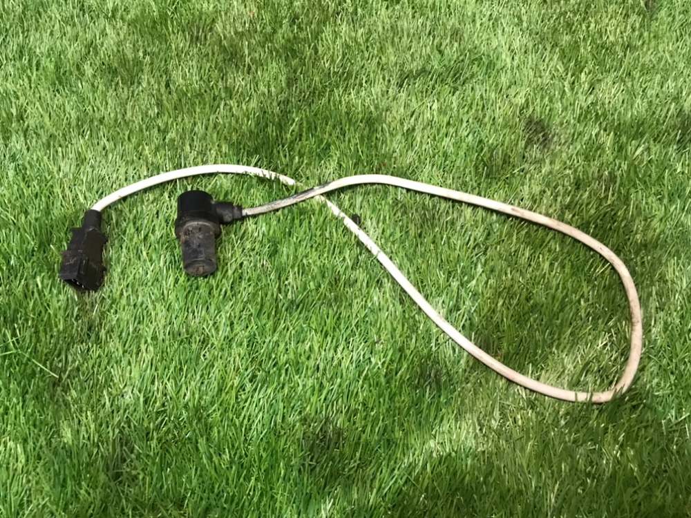 Запчасть датчик положения коленвала BMW E34 1994 седан 2.5 Б/У Датчик положения коленвала BMW E34 1994 седан 2.5 Б/У