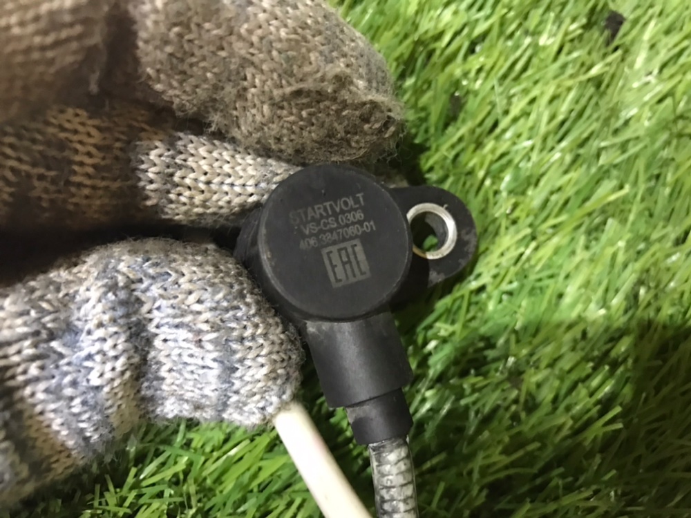 Датчик положения коленвала BMW E34 седан 2.5 Датчик положения коленвала BMW E34 седан 2.5