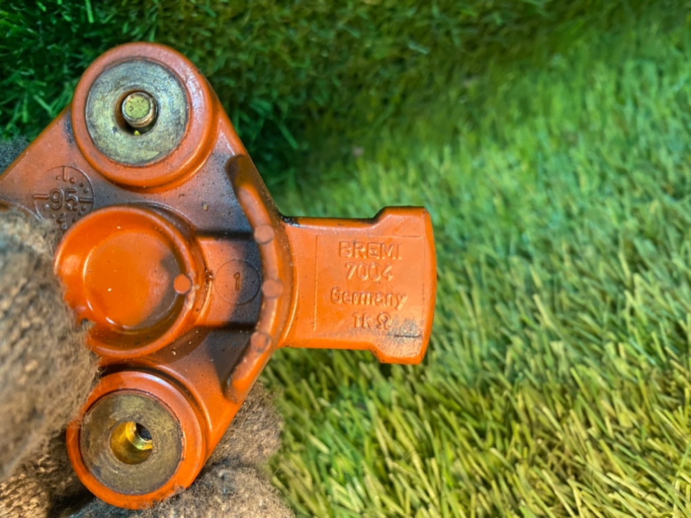 Бегунок распределителя зажигания E32 1989 3.0