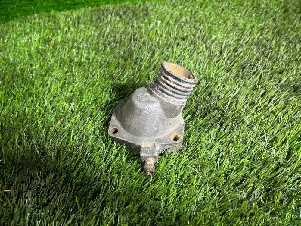 Крышка термостата E34 1990 Седан 2.5