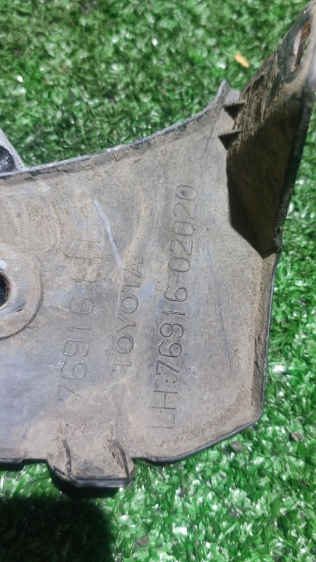 Брызговик передний левый Toyota Corolla E120