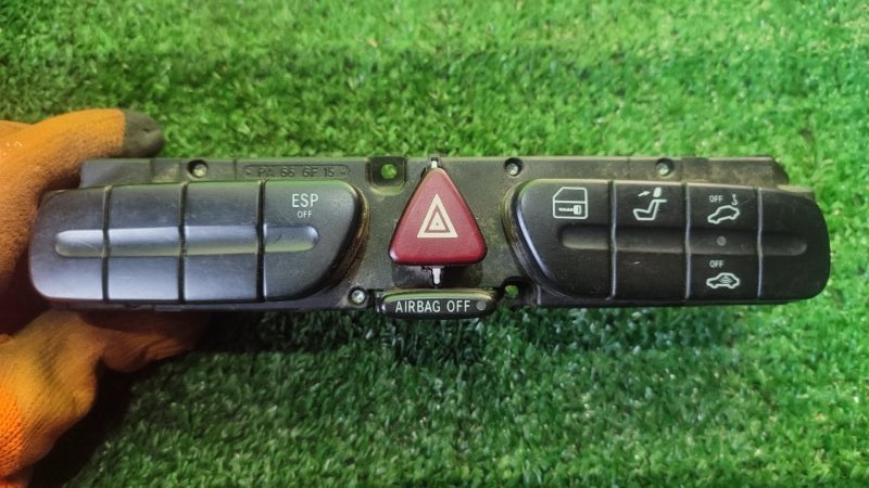 Запчасть блок кнопок на центральной консоли Mercedes C-Class W203 A2038209310 контрактная Блок кнопок на центральной консоли Mercedes C-Class W203 A2038209310 контрактная