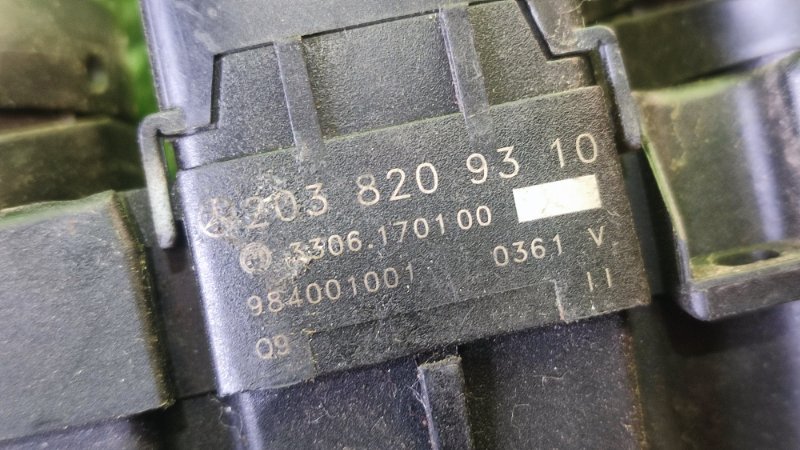 Блок кнопок на центральной консоли C-Class W203 Блок кнопок на центральной консоли C-Class W203