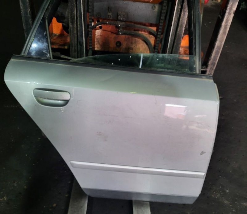 Дверь задняя правая Audi A4B6 8E0833052 контрактная