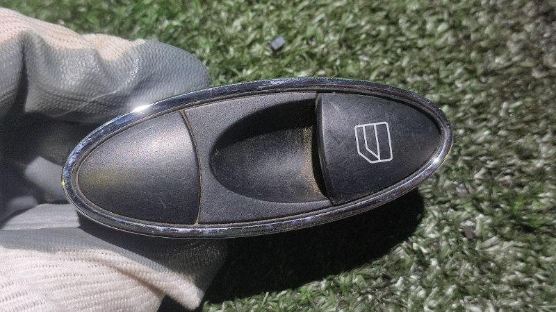 Кнопка стеклоподъемника задняя Mercedes E-Class W211 A2118218651 контрактная