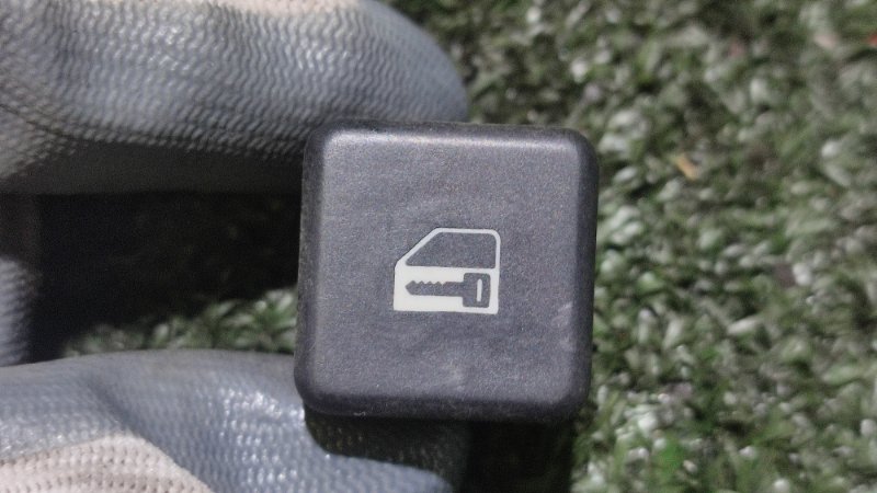 Кнопка центрального замка BMW 5 E39 61318360828 контрактная