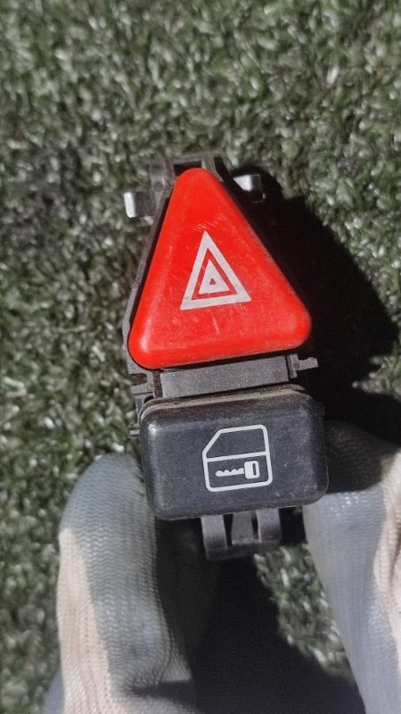 Кнопка аварийной сигнализации Mercedes M-Class ML W164 A1688201210 контрактная