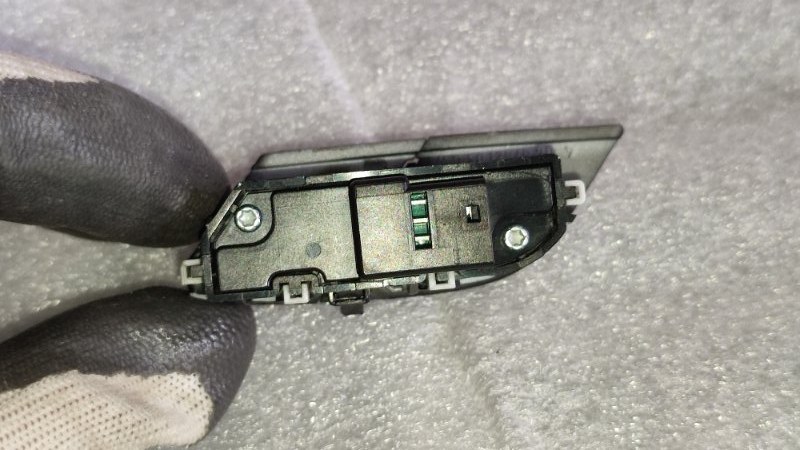 Кнопка центрального замка левая GL-Class 2010 X164 M273.923
