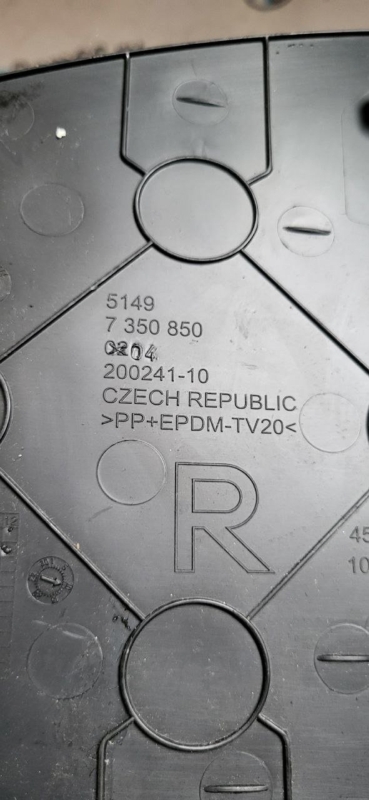 Обшивка двери багажника правая BMW X1 F48 B46A20B