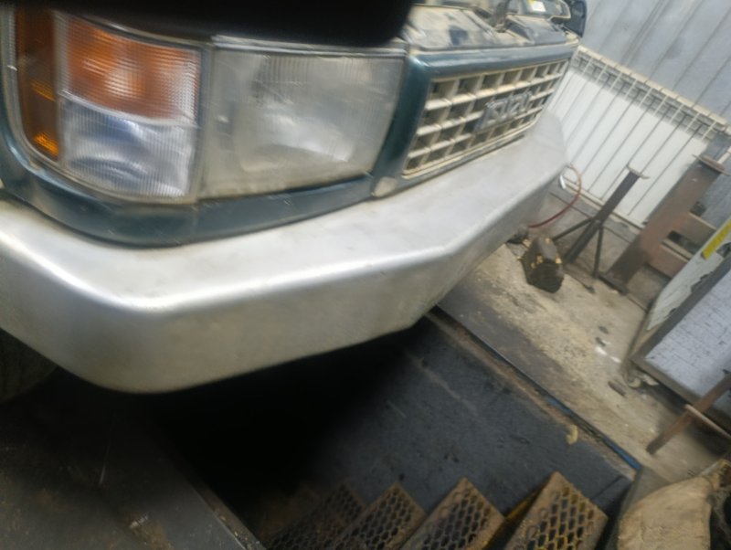 Бампер передний Isuzu Bighorn ubs69 4jg2 контрактная