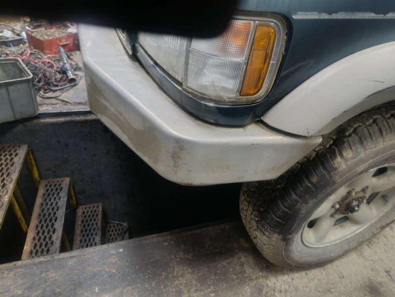 Бампер передний Isuzu Bighorn ubs69 4jg2