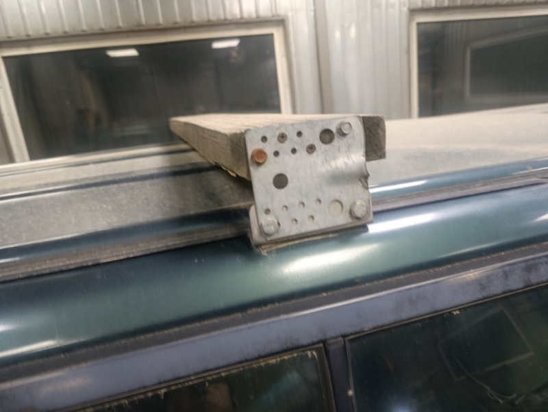 Запчасть крепление багажника Isuzu Bighorn ubs69 4jg2 контрактная Крепление багажника Isuzu Bighorn ubs69 4jg2 контрактная