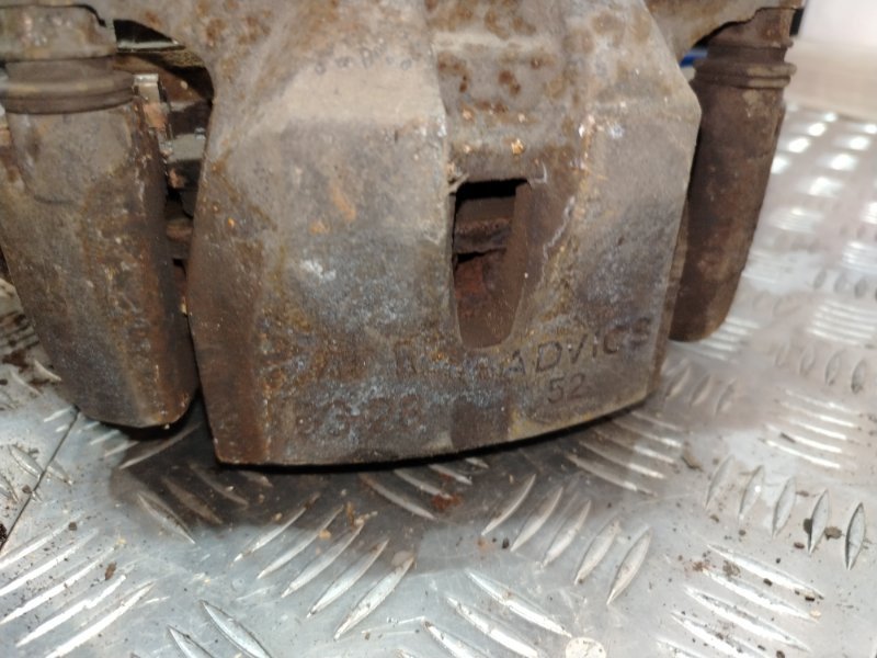 Запчасть суппорт передний правый Toyota RAV4 2013 XA40 2AD-FTV 4773042091 Б/У Суппорт передний правый Toyota RAV4 2013 XA40 2AD-FTV 4773042091 Б/У