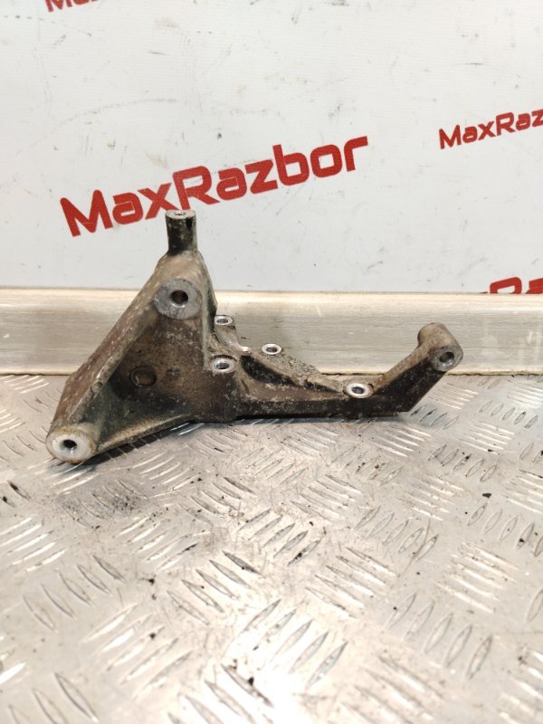 Кронштейн генератора Kia Sorento BL D4CB 374724A011 контрактная