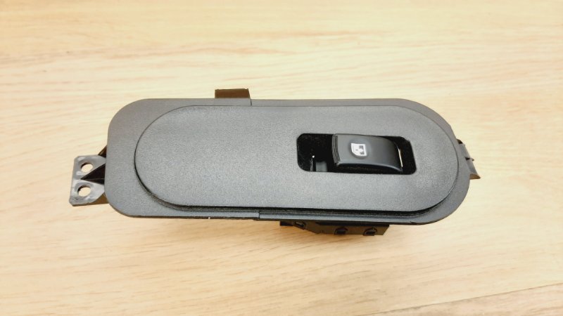 Запчасть кнопка стеклоподъемника передняя правая Sollers Atlant 2022-2024 935804A000 Б/У Кнопка стеклоподъемника передняя правая Sollers Atlant 2022-2024 935804A000 Б/У