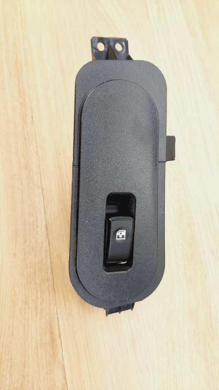 Запчасть кнопка стеклоподъемника передняя правая Sollers Atlant 2022-2024 935804A000 Б/У Кнопка стеклоподъемника передняя правая Sollers Atlant 2022-2024 935804A000 Б/У