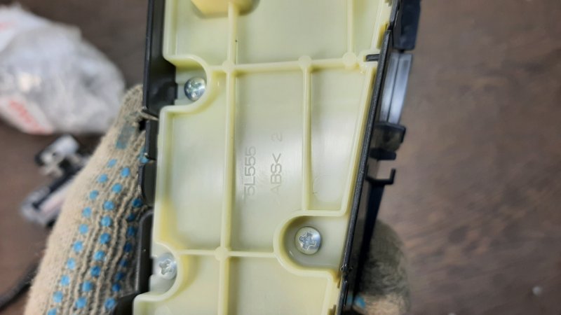 Кнопка стояночного тормоза RAV4 XA50