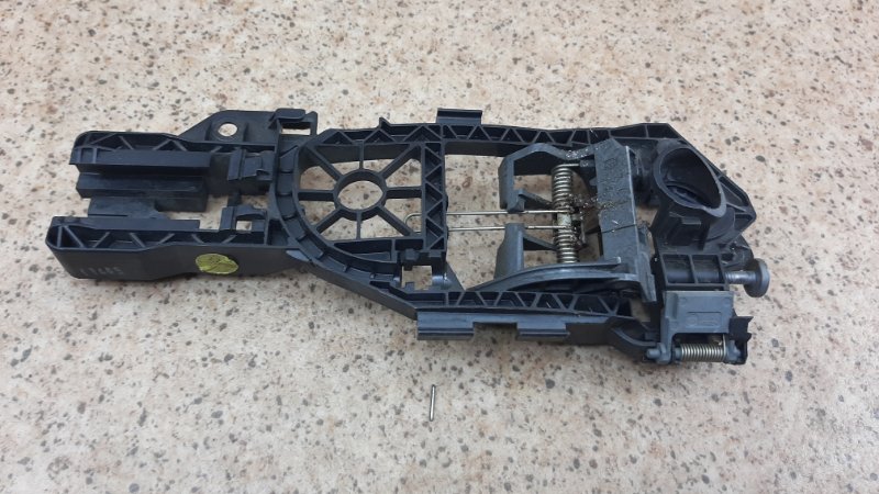 Кронштейн ручки двери Volkswagen Passat B6 Кронштейн ручки двери Volkswagen Passat B6