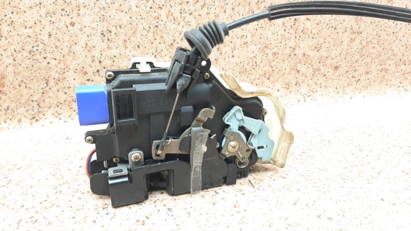 Замок двери передний правый Touareg 2003-2010