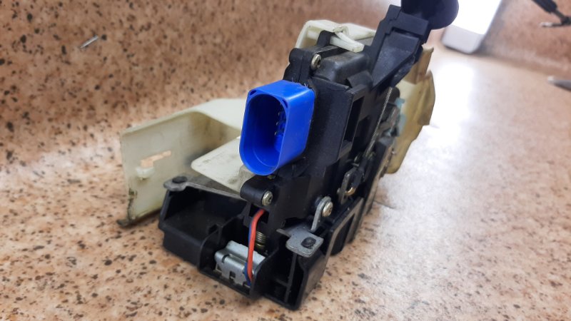 Замок двери передний правый Volkswagen Touareg