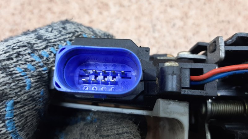 Замок двери передний правый Touareg 2003-2010