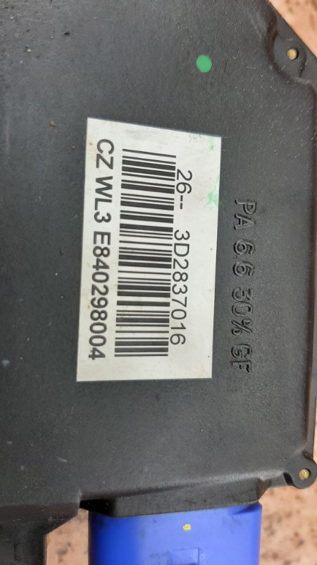 Замок двери передний правый Touareg 2003-2010