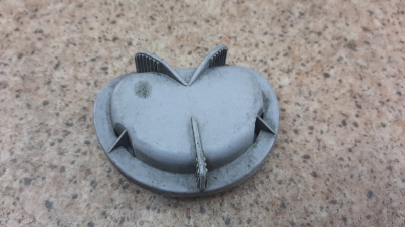 Запчасть крышка фары Alfa Romeo 147 2000-2004 1305239093 Б/У Крышка фары Alfa Romeo 147 2000-2004 1305239093 Б/У