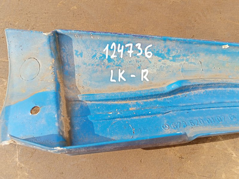 Накладка стойки лобового стекла правая Mercedes LK 809 673.013 364.907 OM 364