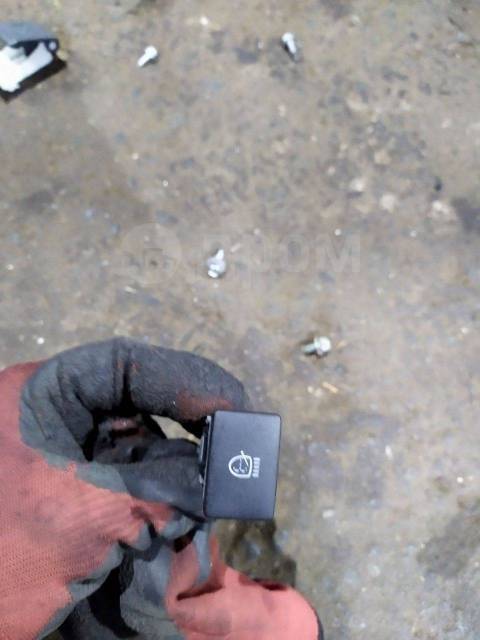 Запчасть кнопка омывателя фар Toyota Prius ZVW30 контрактная Кнопка омывателя фар Toyota Prius ZVW30 контрактная