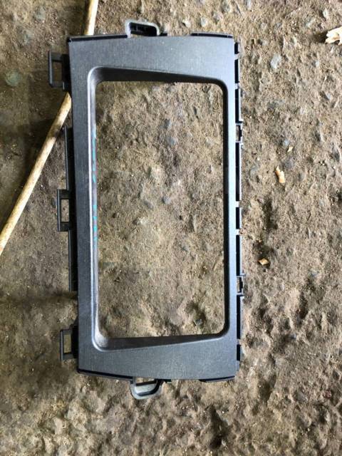 Запчасть рамка магнитолы Toyota Prius ZVW30 контрактная Рамка магнитолы Toyota Prius ZVW30 контрактная