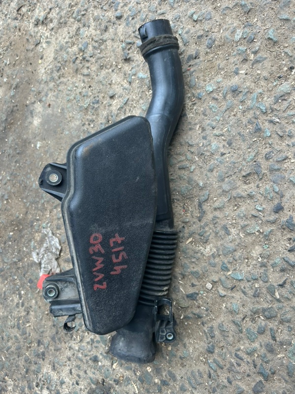 Запчасть корпус воздушного фильтра Toyota Prius ZVW30 2ZRFXE контрактная Корпус воздушного фильтра Toyota Prius ZVW30 2ZRFXE контрактная