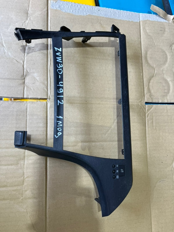 Запчасть консоль магнитофона Toyota Prius 2011 ZVW30 2ZRFXE контрактная Консоль магнитофона Toyota Prius 2011 ZVW30 2ZRFXE контрактная