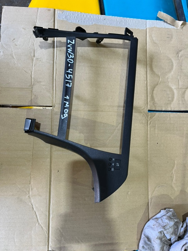Запчасть консоль магнитофона Toyota Prius 2011 ZVW30 2ZRFXE контрактная Консоль магнитофона Toyota Prius 2011 ZVW30 2ZRFXE контрактная