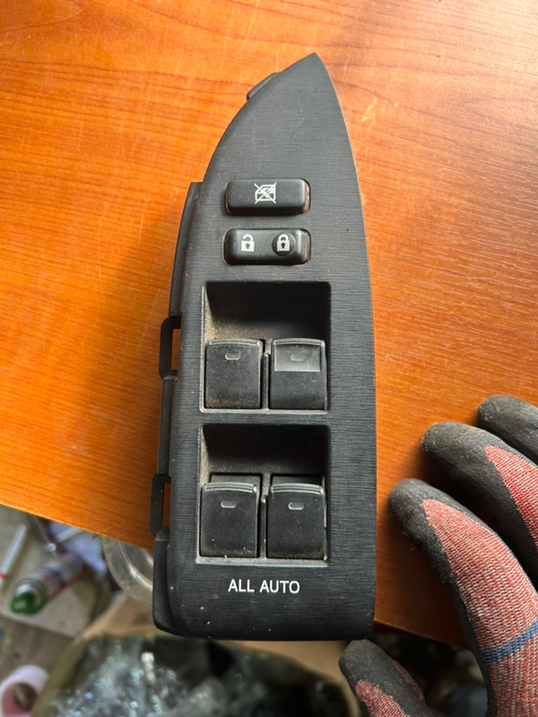 Запчасть блок управления стеклоподъемниками передний правый Toyota Prius 2011 ZVW30 2ZR-FXE 84040-33080 контрактная Блок управления стеклоподъемниками передний правый Toyota Prius 2011 ZVW30 2ZR-FXE 84040-33080 контрактная