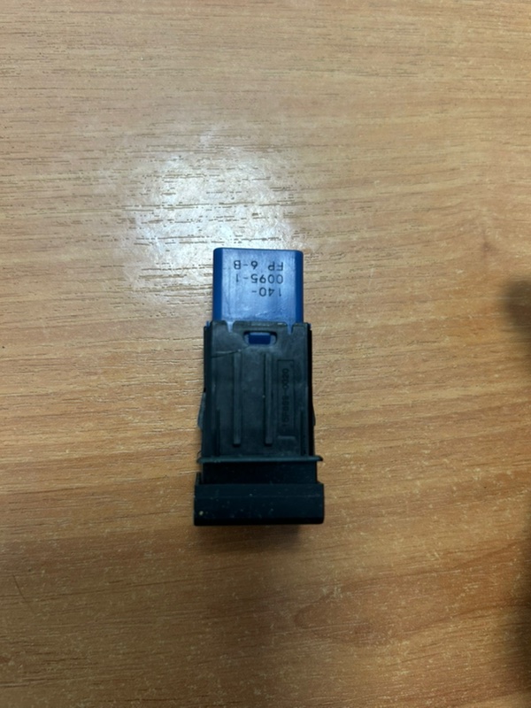 Кнопка открывания багажника Camry 2019 AXVH70