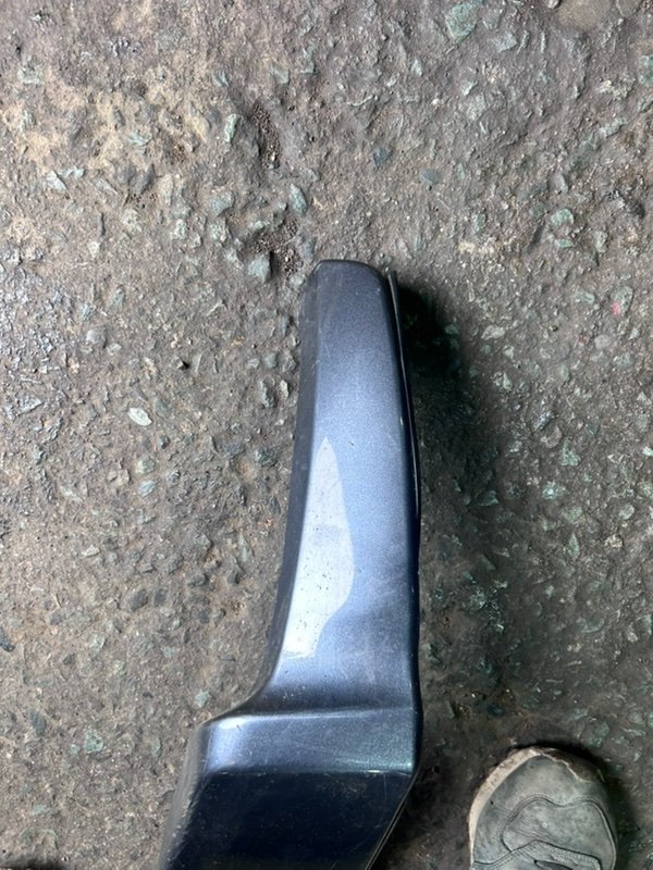 Клык бампера задний правый Prius Alpha ZVW41W