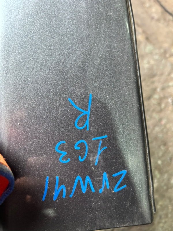 Клык бампера задний правый Prius Alpha ZVW41W