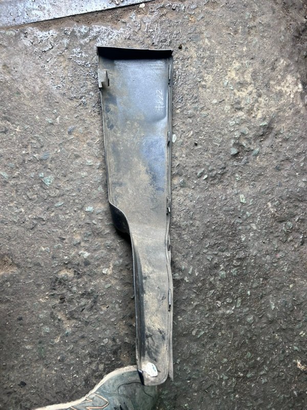 Клык бампера задний правый Prius Alpha ZVW41W