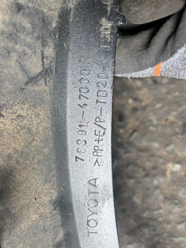 Клык бампера задний правый Prius Alpha ZVW41W