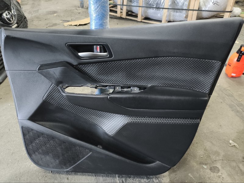 Обшивка двери передняя правая Toyota C-HR 2019 NGX50 контрактная