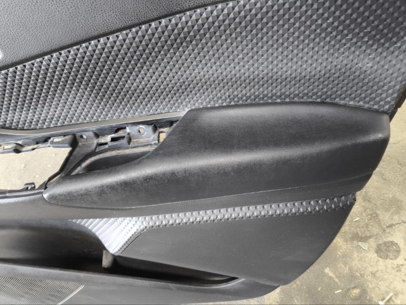 Обшивка двери передняя правая C-HR 2019 NGX50