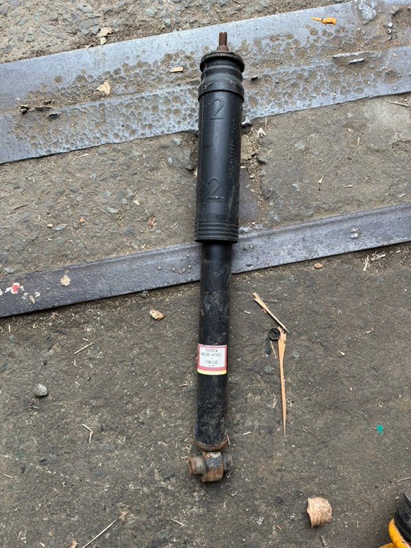 Запчасть амортизатор подвески задний Toyota Prius Alpha ZVW41 48530-47201 контрактная Амортизатор подвески задний Toyota Prius Alpha ZVW41 48530-47201 контрактная