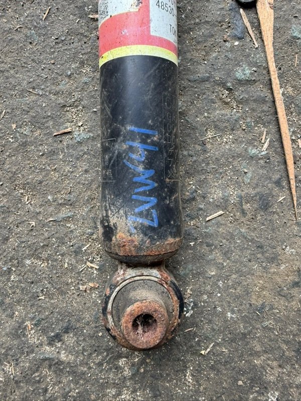 Амортизатор подвески задний Prius Alpha ZVW41 Амортизатор подвески задний Prius Alpha ZVW41