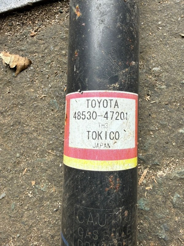 Амортизатор подвески задний Toyota Prius Alpha ZVW41 Амортизатор подвески задний Toyota Prius Alpha ZVW41