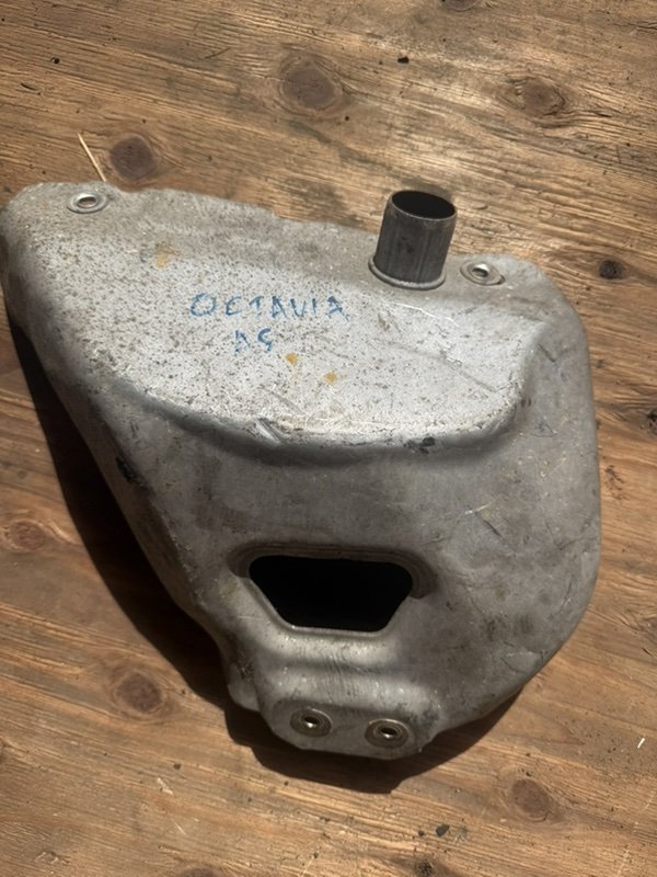 Тепловой экран Skoda Octavia 2006 A5 BLF 03C253041AE контрактная