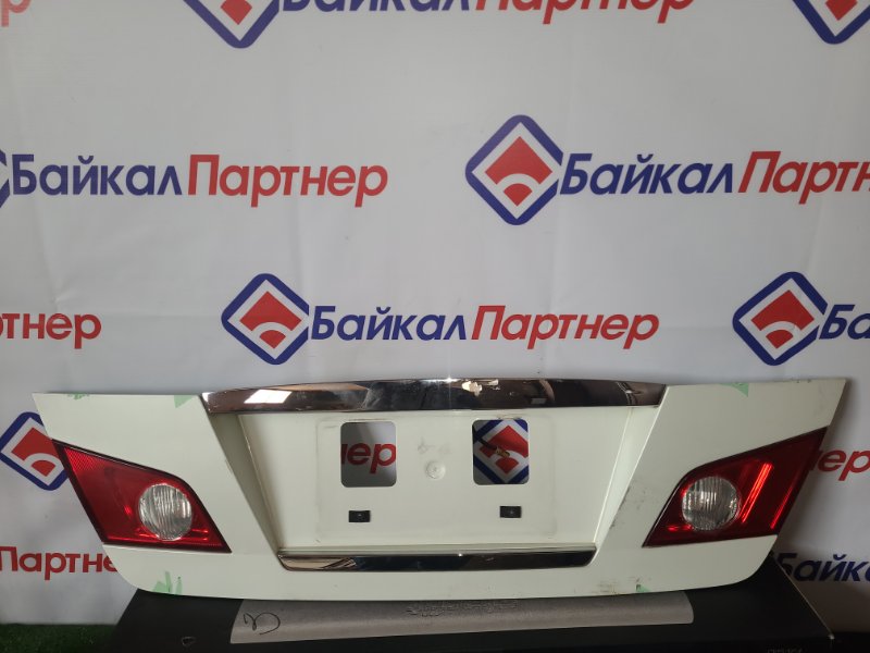 Накладка крышки багажника Nissan Fuga PNY50 VQ35DE 2004 задняя